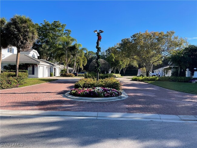 7046 Barrington Cir in Naples, FL - Foto de edificio - Building Photo