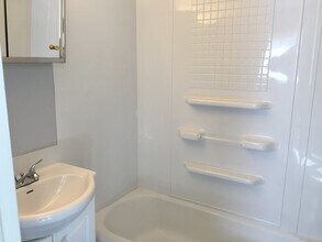 2032 S Oneida St, Unit 1 in Green Bay, WI - Building Photo - Building Photo