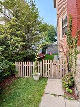 76 Powder House Blvd, Unit 76 in Somerville, MA - Foto de edificio - Building Photo