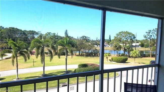 1075 Foxfire Ln in Naples, FL - Building Photo - Building Photo