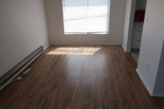 1110 N Miller St, Unit B in Wenatchee, WA - Foto de edificio - Building Photo