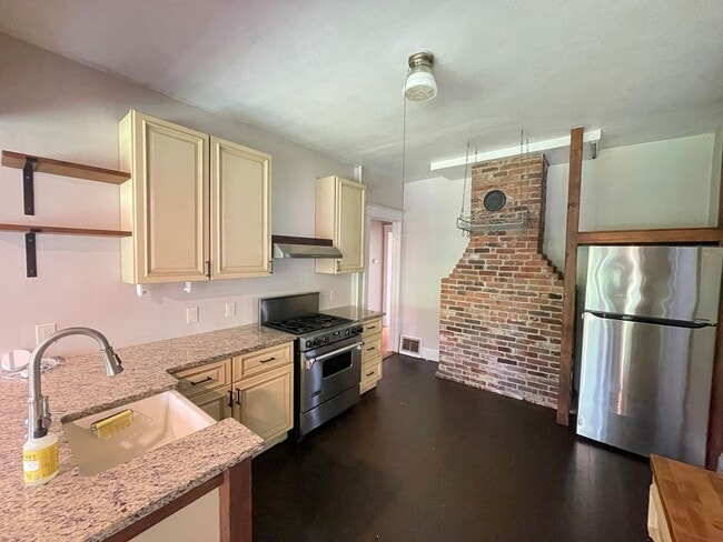 28 Charles St in Concord, NH - Building Photo - Building Photo
