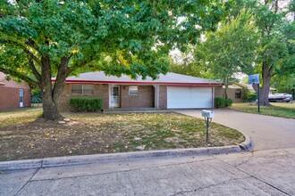 2220 Louise Ln in Norman, OK - Foto de edificio - Building Photo