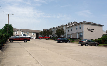 Rosewood Village Apartments in Hurricane, WV - Building Photo - Building Photo