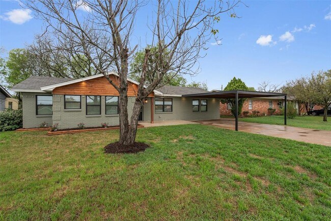 504 N Main St in McGregor, TX - Building Photo - Building Photo