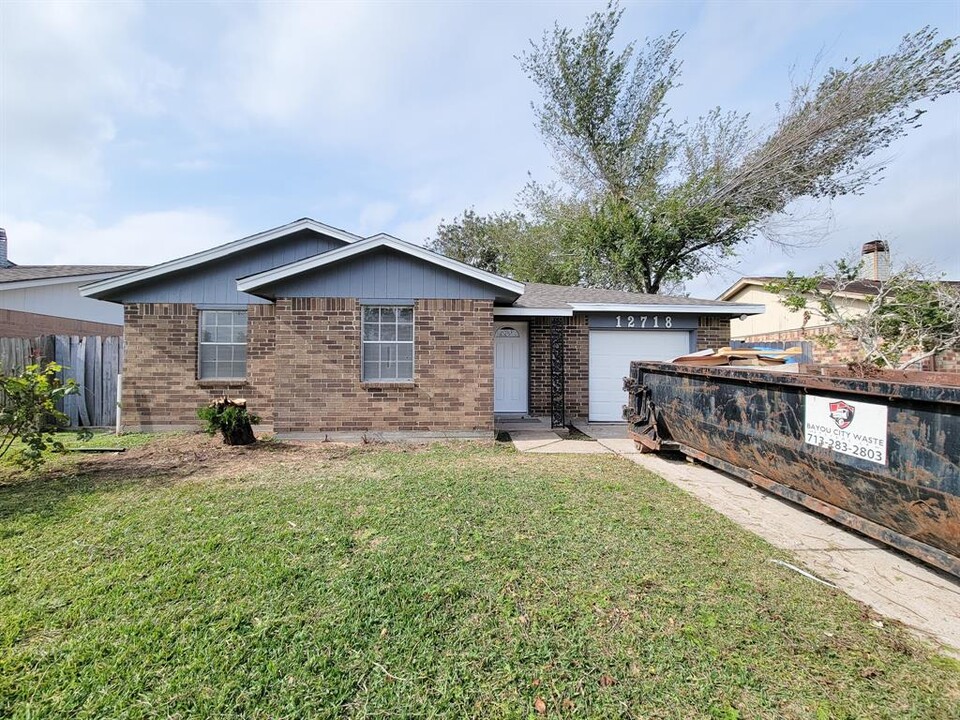 12718 Sandhurst Dr in Houston, TX - Building Photo