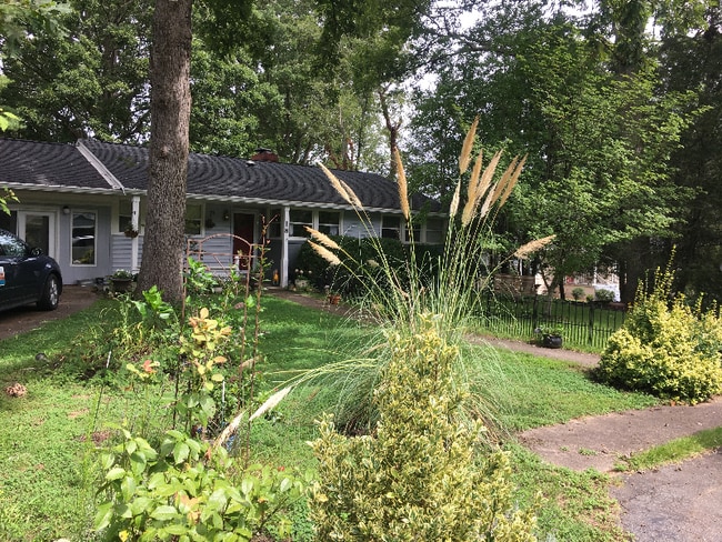 18 Forestdale Dr in Asheville, NC - Foto de edificio - Building Photo