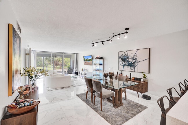 545 Oaks Ln in Pompano Beach, FL - Building Photo - Building Photo