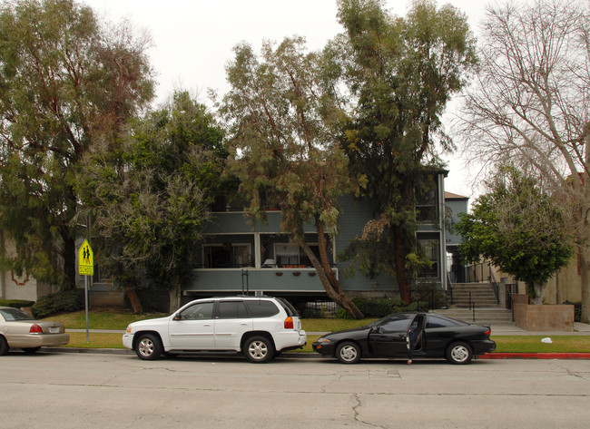 7025 Vassar Ave in Canoga Park, CA - Foto de edificio - Building Photo