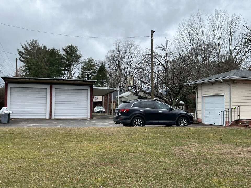 310 Carbon City Rd in Morganton, NC - Foto de edificio