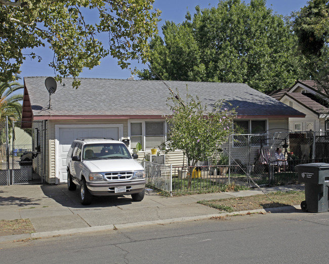 2382 Oakmont St in Sacramento, CA - Foto de edificio - Building Photo