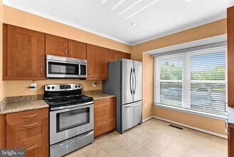6302 Mary Todd Ct in Centreville, VA - Foto de edificio - Building Photo