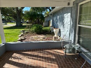 802 Valley Hill Dr in Brandon, FL - Foto de edificio - Building Photo