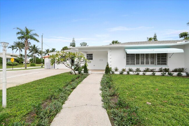 2412 N Lakeside Dr in Lake Worth, FL - Building Photo - Building Photo