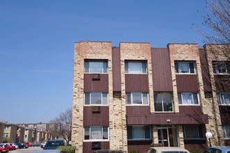 Honey Bee Complex in Chicago, IL - Building Photo - Building Photo