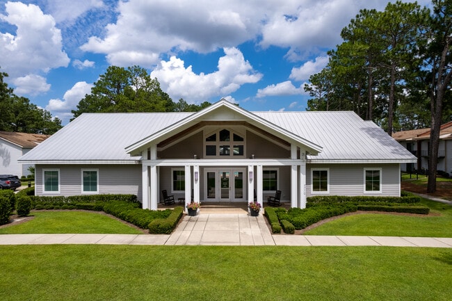Village Gate Apartments in Fayetteville, NC - Foto de edificio - Building Photo