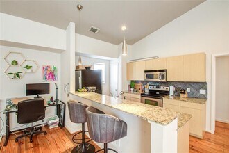 5920 Fairdale Ln in Houston, TX - Building Photo - Building Photo