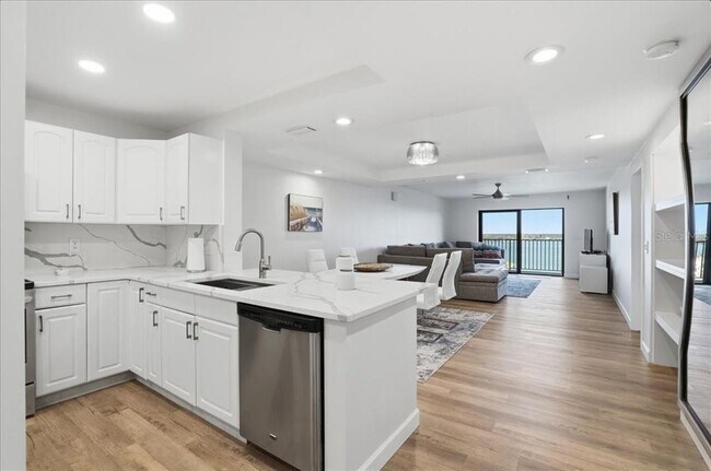 7300 Sun Island Dr S in South Pasadena, FL - Building Photo - Building Photo