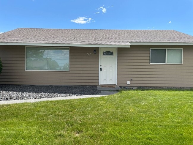 727 S Grand Dr in Moses Lake, WA - Building Photo - Building Photo