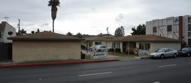 3842 Katella Ave in Los Alamitos, CA - Building Photo - Building Photo