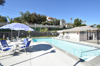 Ridgepoint Apartments in Vista, CA - Foto de edificio - Building Photo