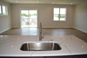 219 3rd Ave, Unit 219 in Monroe, WI - Foto de edificio - Building Photo