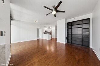 233 E 13th St, Unit 2210 in Chicago, IL - Foto de edificio - Building Photo