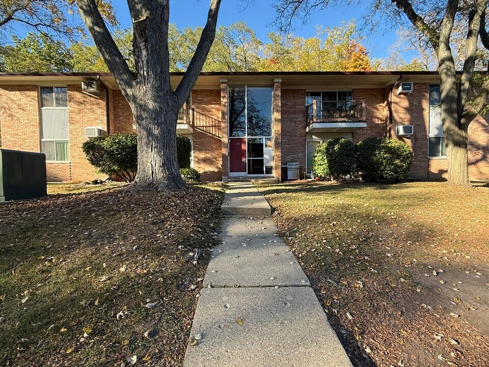 1253 Island Dr in Ann Arbor, MI - Building Photo