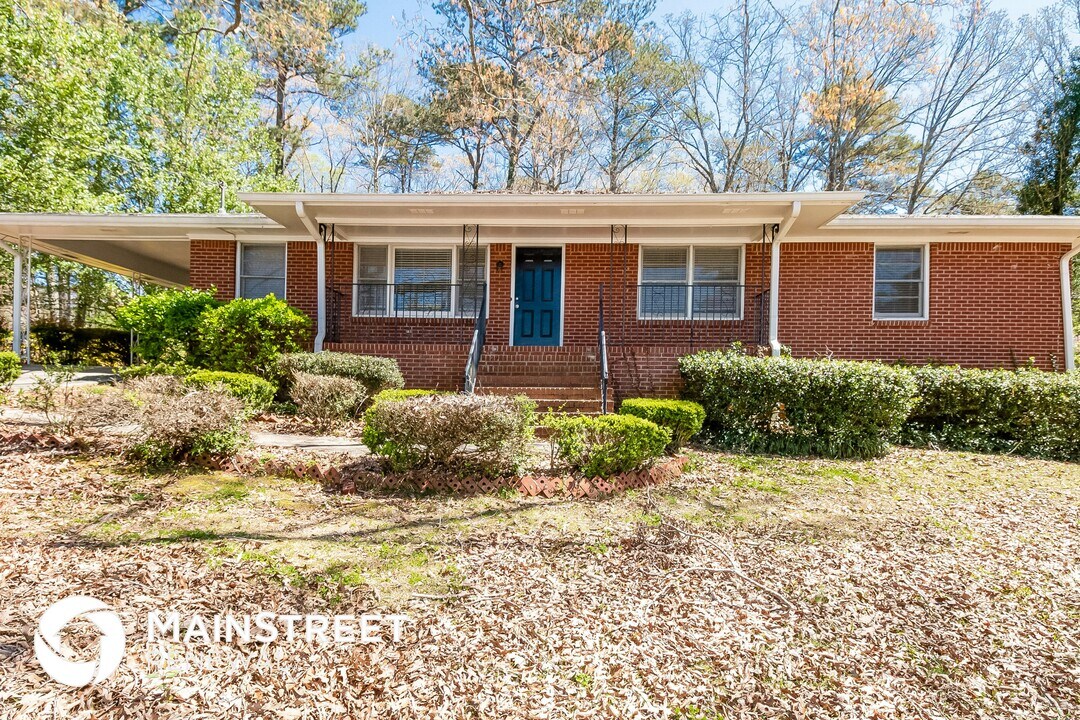 6120 Longino Dr in Union City, GA - Building Photo