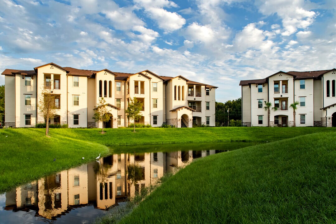 The Pines Apartments in DeLand, FL - Foto de edificio