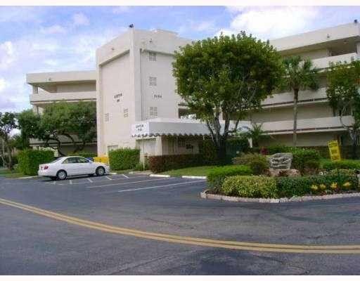 3186 Via Poinciana in Greenacres, FL - Building Photo - Building Photo