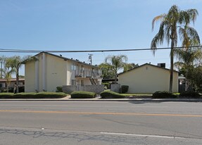 1419-1427 Minnewawa Ave in Clovis, CA - Building Photo