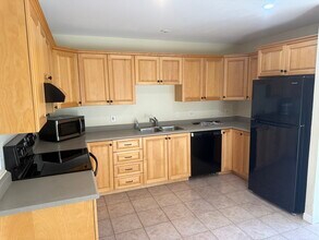 8 Intervale Ct in Hudson, NH - Building Photo - Building Photo