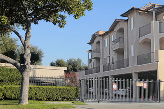 Villa Madrid in Lakewood, CA - Foto de edificio - Building Photo