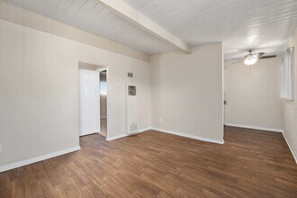 Sea Breeze Garden Apartments in Imperial Beach, CA - Building Photo - Building Photo
