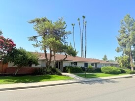 2401 Rio Vista Dr in Bakersfield, CA - Building Photo