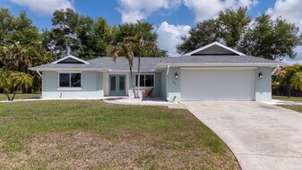 153 Hourglass Dr in Venice, FL - Building Photo