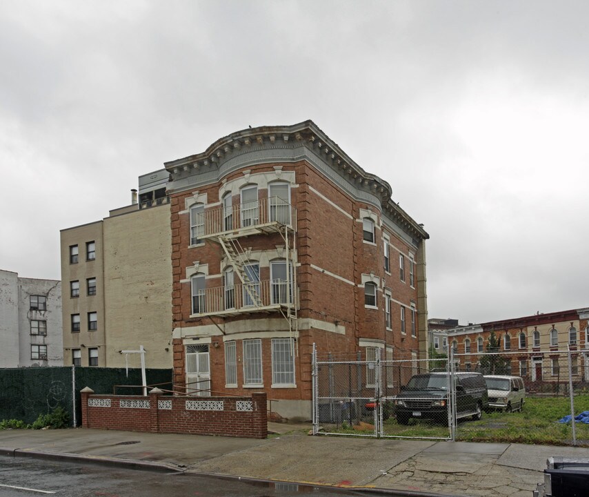 1399 Eastern Pky in Brooklyn, NY - Building Photo