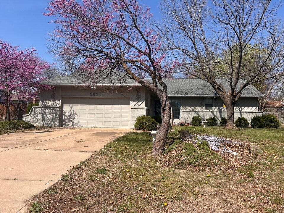 1424 Brendonwood Rd in Derby, KS - Building Photo