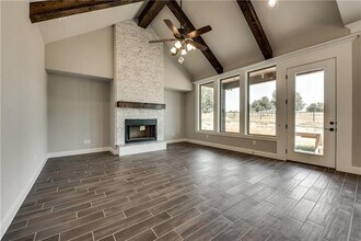 101 Maverick Ct in Granbury, TX - Building Photo - Building Photo