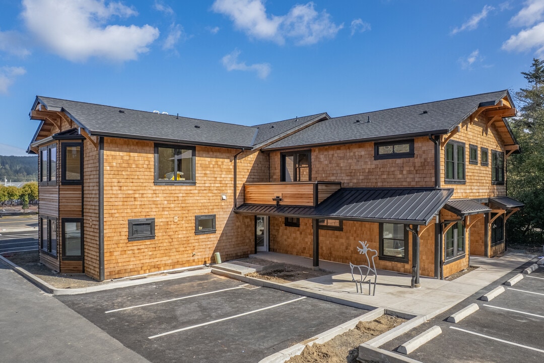 Elk Run Village in Cannon Beach, OR - Foto de edificio