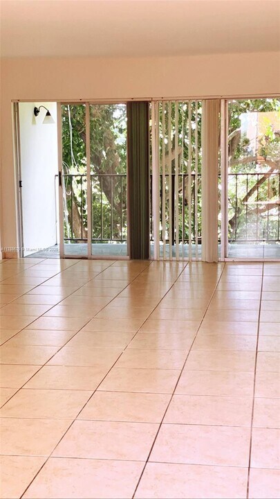 9170 Fontainebleau Blvd in Miami, FL - Building Photo