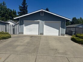 414 SE L St in Grants Pass, OR - Building Photo