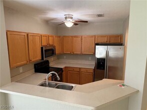 10101 Poppy Hill Dr in Ft. Myers, FL - Building Photo - Building Photo