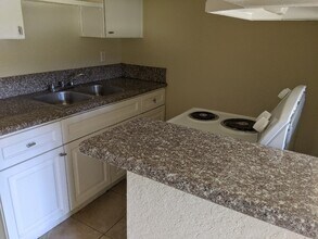 144 W 42nd St in San Bernardino, CA - Foto de edificio - Building Photo