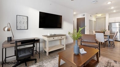 1001 S Center St in Arlington, TX - Foto de edificio - Building Photo