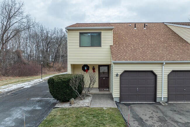 Regal Park in Bristol, CT - Building Photo - Building Photo