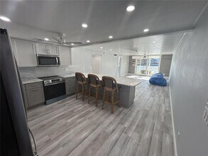 7625 Sun Island Dr S in South Pasadena, FL - Foto de edificio - Building Photo