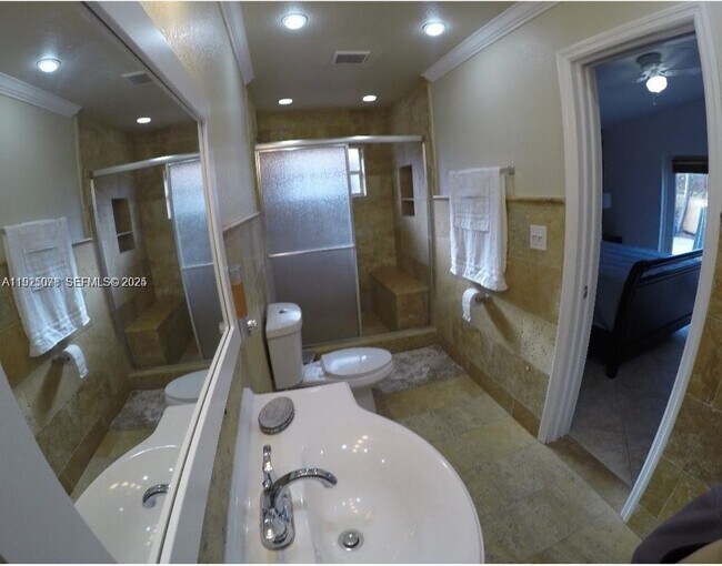 13817 SW 154th St in Miami, FL - Foto de edificio - Building Photo