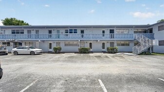 300 NE 191st St in Miami, FL - Building Photo